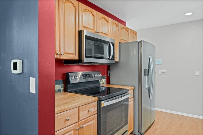 Building Photo - Kennydale Rambler with parking- Close to Lake Washington