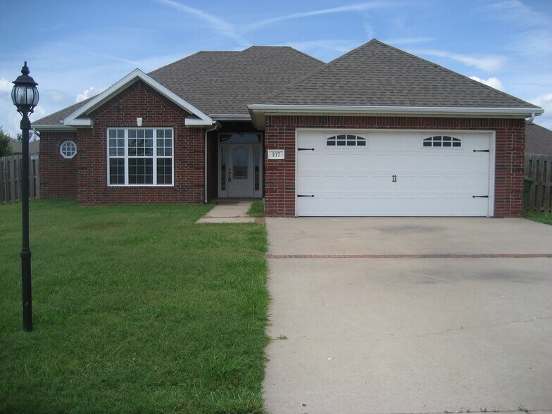 Pea Ridge rental house - 107 Greer St