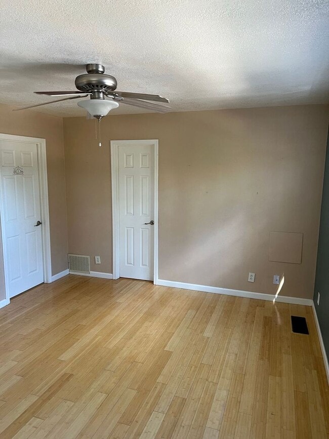 Building Photo - Beautiful Rockridge Home for long term Lease.