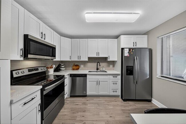 Building Photo - 412 Lakeview Dr