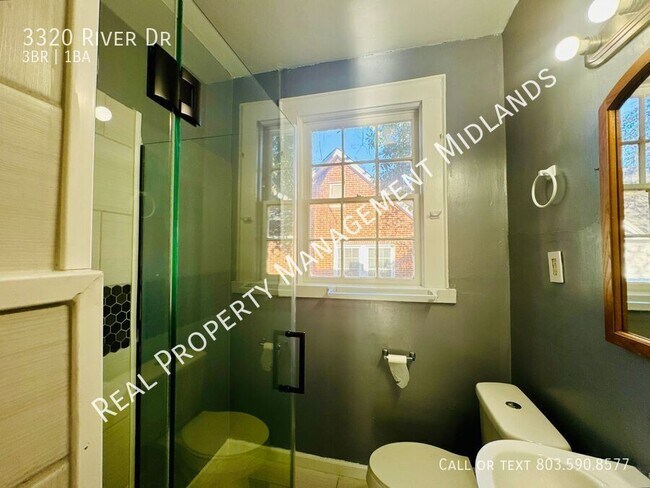 Building Photo - 3320 River Dr