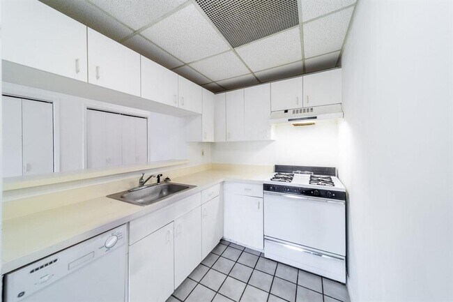 Building Photo - 227 Christopher Columbus Dr