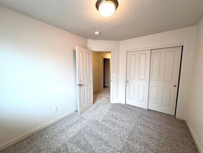 Building Photo - Beautiful 3 Bd 2.5 Ba Town Home by Vancouver Mall