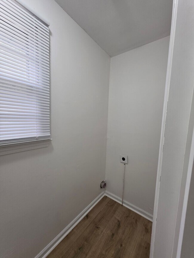 Building Photo - FOR LEASE Charming All-Brick Home on 1 Acr...