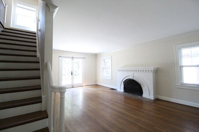Building Photo - October FREE On This 3 Bedroom 1.5 Bath Ho...