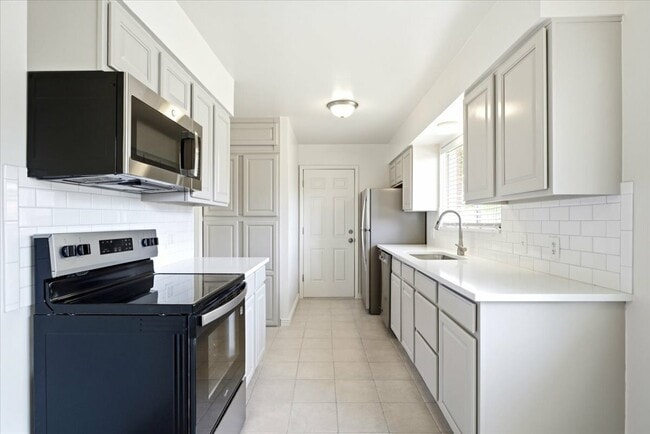 Building Photo - 3036 Sequoia Dr