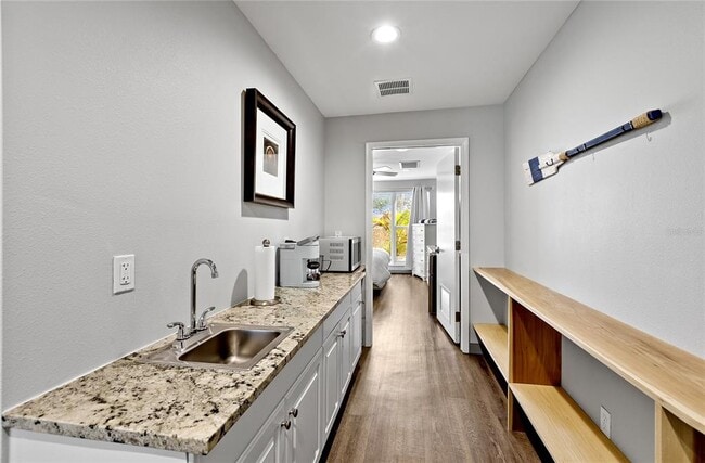 Building Photo - 601 Longboat Club Rd