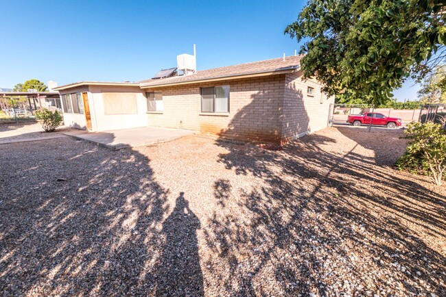 Building Photo - Charming Home with 3 Bedroom, 2 Bath, Cent...