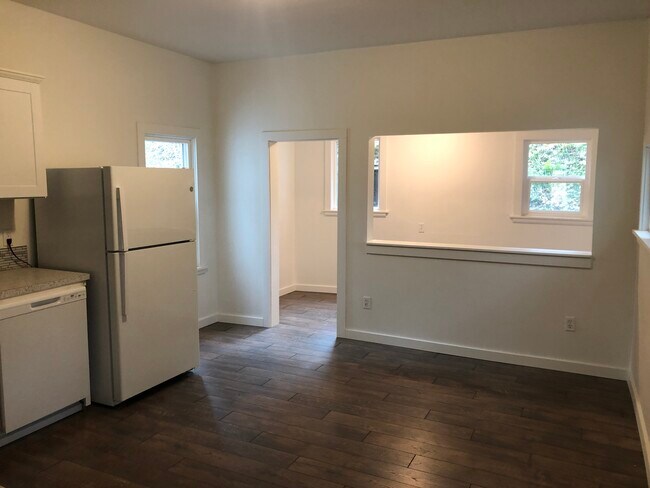 Building Photo - 410 E James St