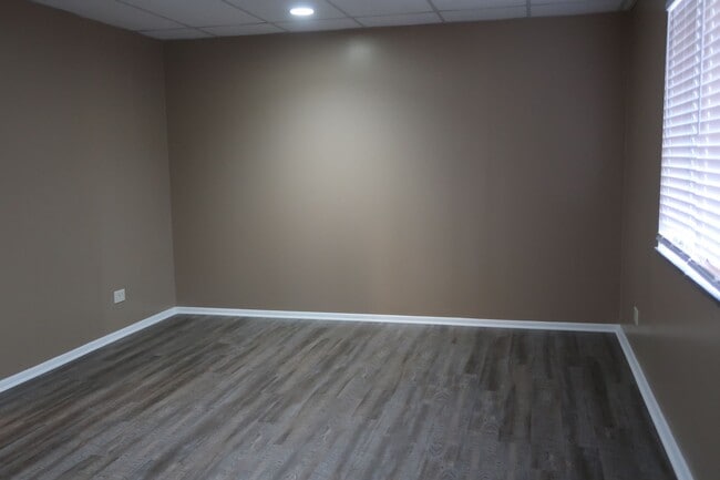 Building Photo - Very spacious condo on Lake Avenue! Lake Terrace #4 3bed/1bath $1900 per month includes assigned ...