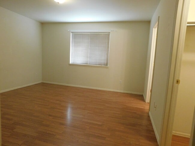 Building Photo - Quiet Neighborhood!