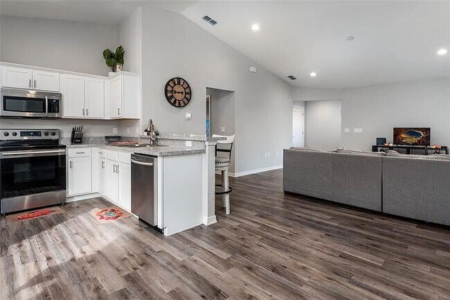 Building Photo - Gorgeous Three Bedroom in Towne Park Estates