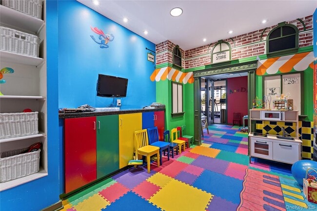 Building Photo - 175 Huguenot St