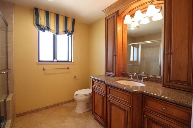 Building Photo - Beautiful Executive Home on the Golf Course