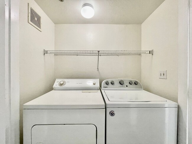 Building Photo - Upgraded Condo Available! Gated Community 1 Bedroom!