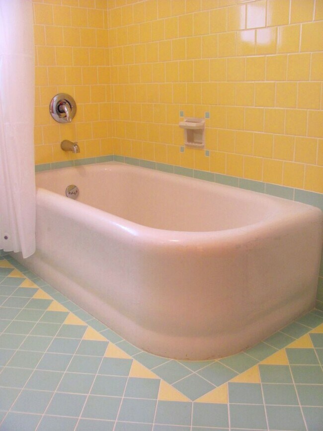 Building Photo - Vintage Arts & Crafts style, fully-remodeled, 2-bedroom, 1 bath house within walking distance to ...