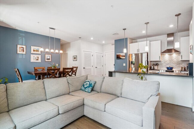 Building Photo - 1411 Key Blvd