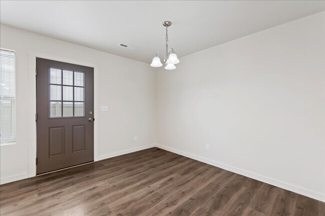 Building Photo - Like new 3 bedroom.