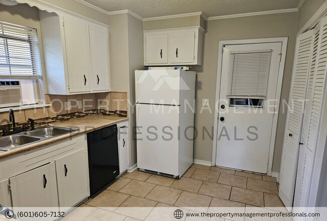 Building Photo - Relaxing and ready for you located in the ...