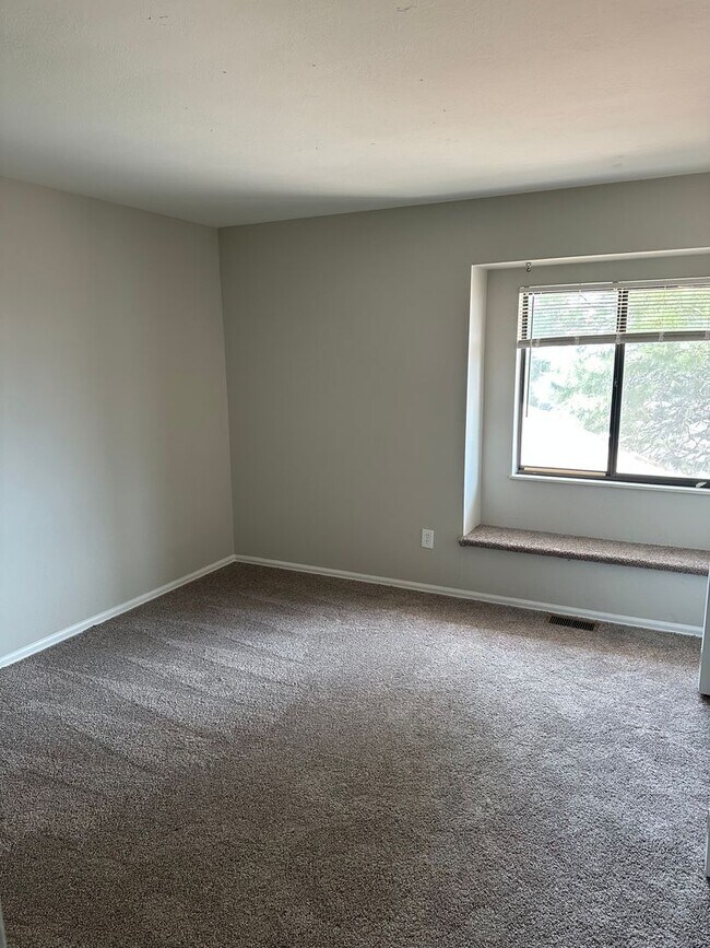 Building Photo - 5462-5462 Fiesta Ln