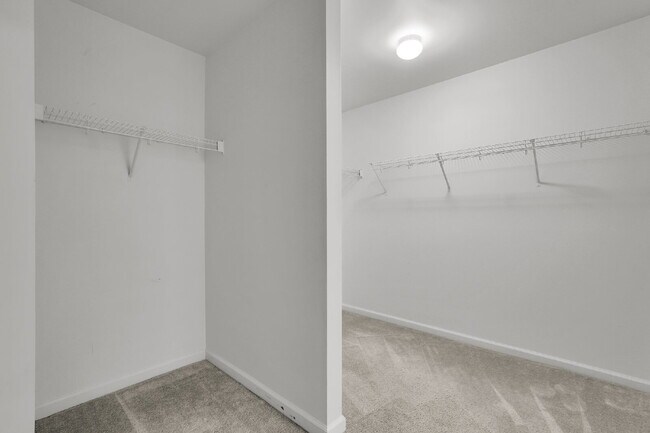 Building Photo - 3 Bedroom 2.5 bath home with 2 car garage located in Shadow Moss