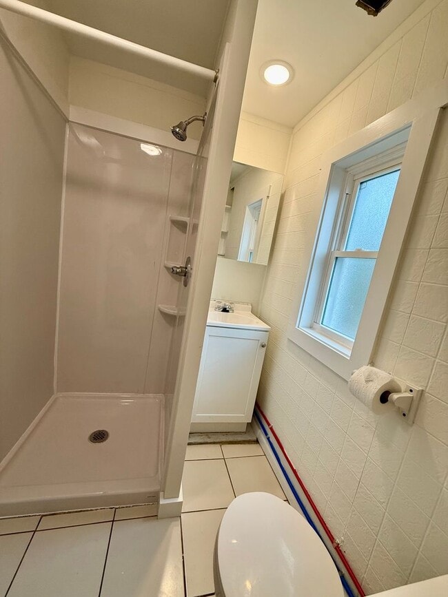 Building Photo - Newly Renovated 3 Bdrm Close to Campus! Avail Aug 2026 $2,250 or $1,500 for Now thru July 2026!