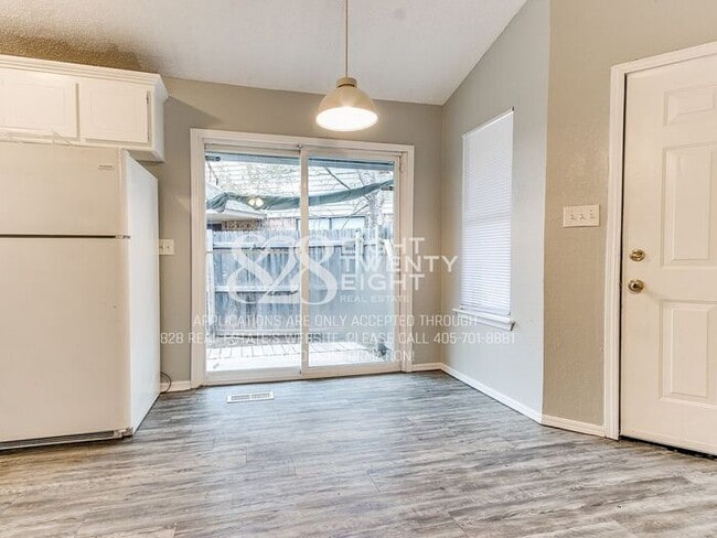 Building Photo - Now Touring & Available for Move in! 3 Bed/1.5 Bath Duplex in West Norman!