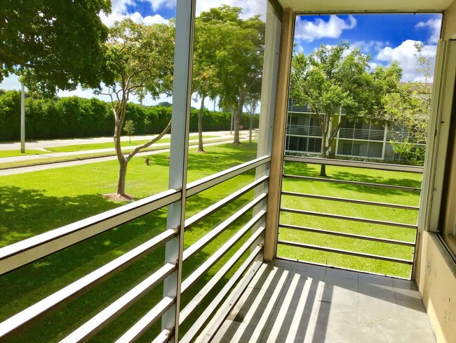 Building Photo - 438 Mansfield K