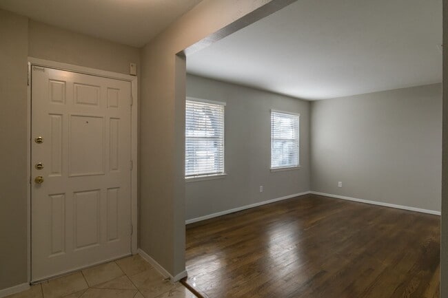 Building Photo - 4225 Hillsdale Ln