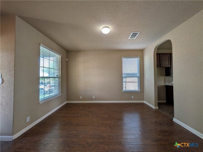 Building Photo - 212 Oak Creek Way