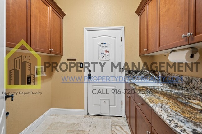 Building Photo - Stunning Custom 5-Bedroom, 3-Bath Home in ...