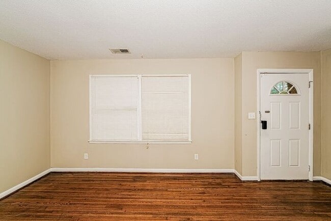 Building Photo - $1250! 3Bed/1Bath in Center Point! Available now!