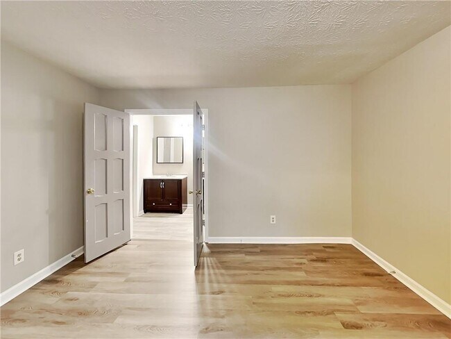 Building Photo - 4790 Matterhorn Dr SW