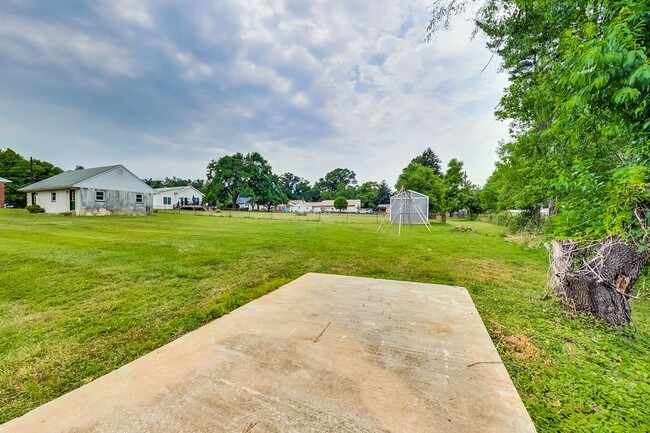 Building Photo - 5 Bed / 3 Bath / deep lot/ 2 driveways and...