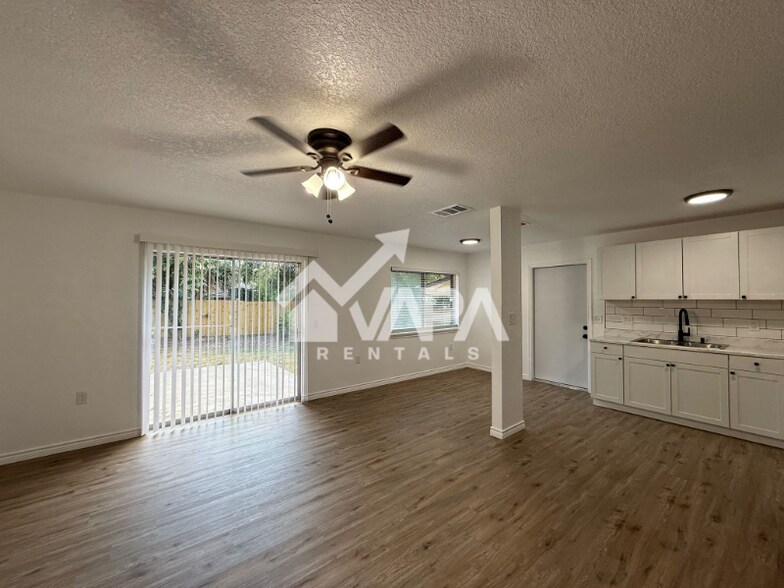 Building Photo - 4322 Las Cruces St