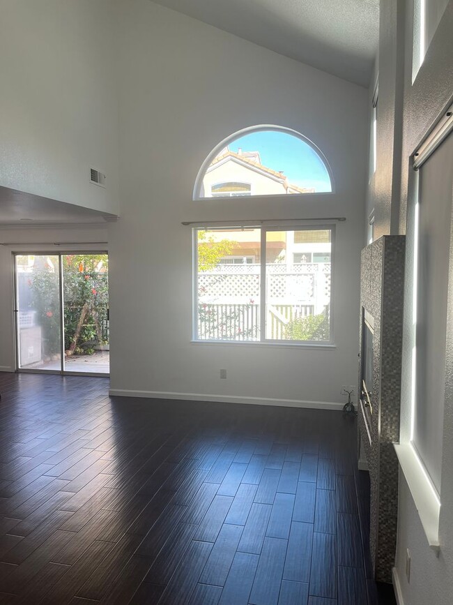Building Photo - Beautifully Updated 3-Bedroom Townhome in ...
