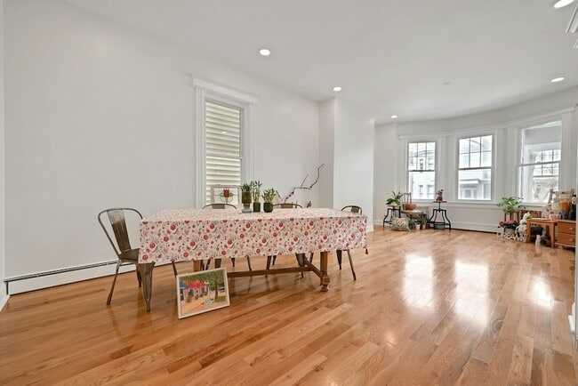 Building Photo - 158 Edgar St