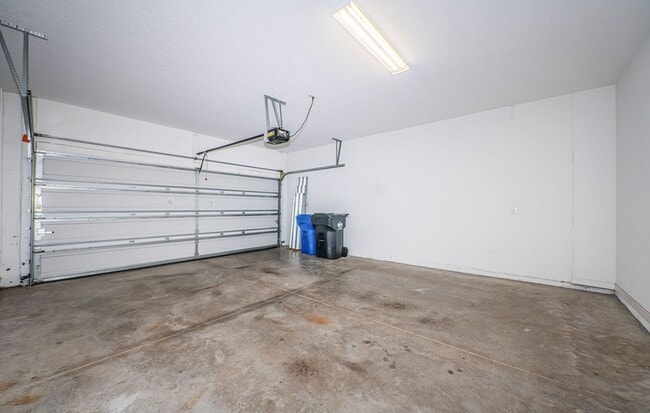 Building Photo - Large 3/3/2 Townhome Carrollwood