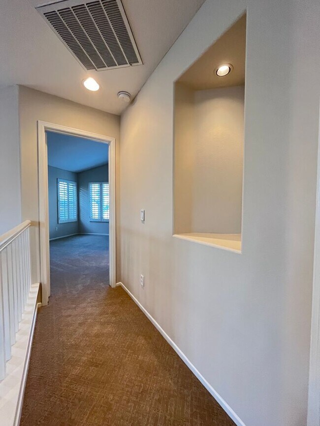 Building Photo - LOVELY 2 STORY DETACHED HOME WITH LARGE LOFT, DIRECT ACCESS 2 CAR GARAGE