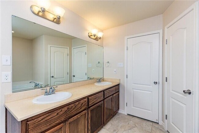 Building Photo - *No Application Fee* $500 Off 1st Month - ...