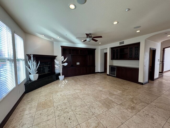 Building Photo - 5 Bedroom Luxury home