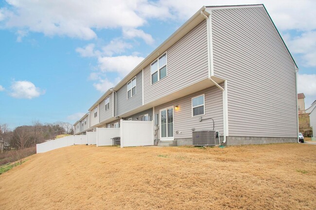 Building Photo - Beautiful Townhome in Antioch!