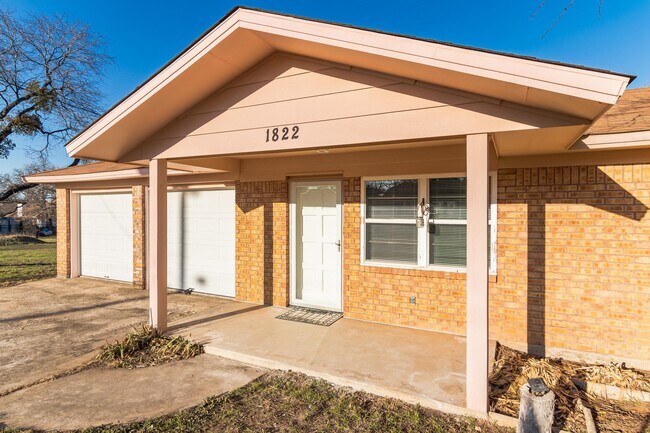 Building Photo - 1822 Greenwood Ln