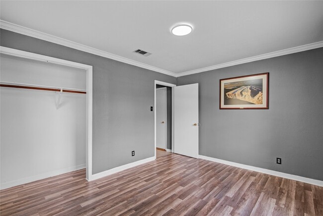 Building Photo - 8565 Ridgepoint Dr