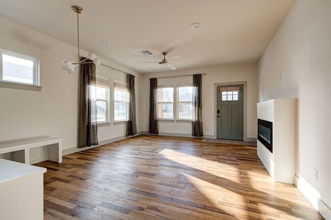 Building Photo - Unique home in OKC