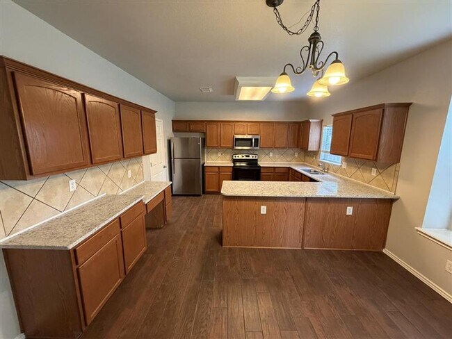 Building Photo - Large 4 bedroom / 2.5 bathroom home in Alamo Ranch