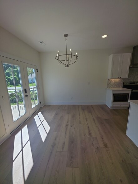 Building Photo - 481 Creekview Ln