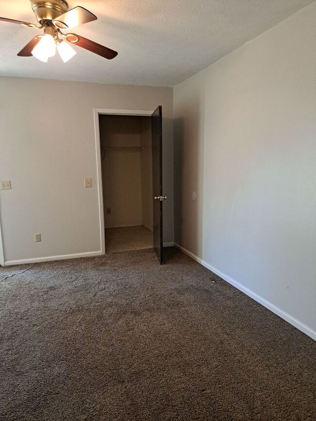 Building Photo - 4837 S Lakewood Dr