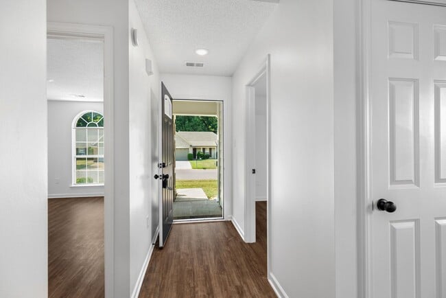Building Photo - Recently renovated 3 bedroom, 2 bathroom h...