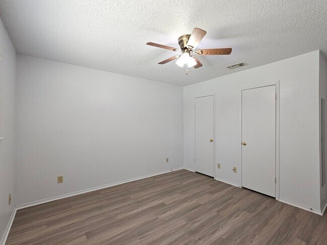 Building Photo - 2209 Dickens Dr